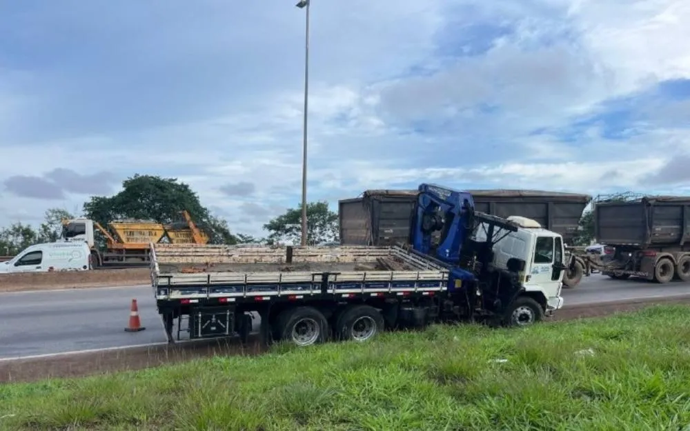 Carreta atinge carro ao desviar de caminhão quebrado no Anel Rodoviário de BH